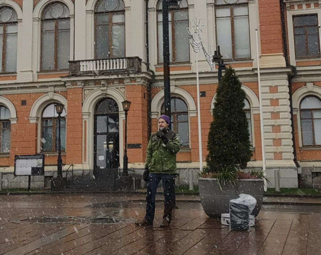 Aarni Mustonen puhuu mikrofoniin Kuopion kaupungintalon edustalla aiheenaan maksuton ehkäisy Kuopiossa